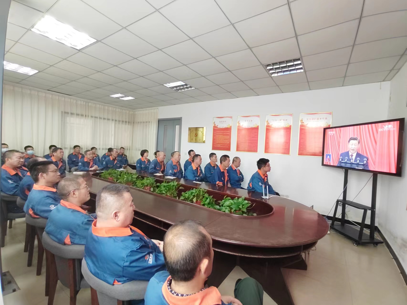 三恩集團(tuán)黨委組織收看黨的二十大開(kāi)幕盛況(圖1)