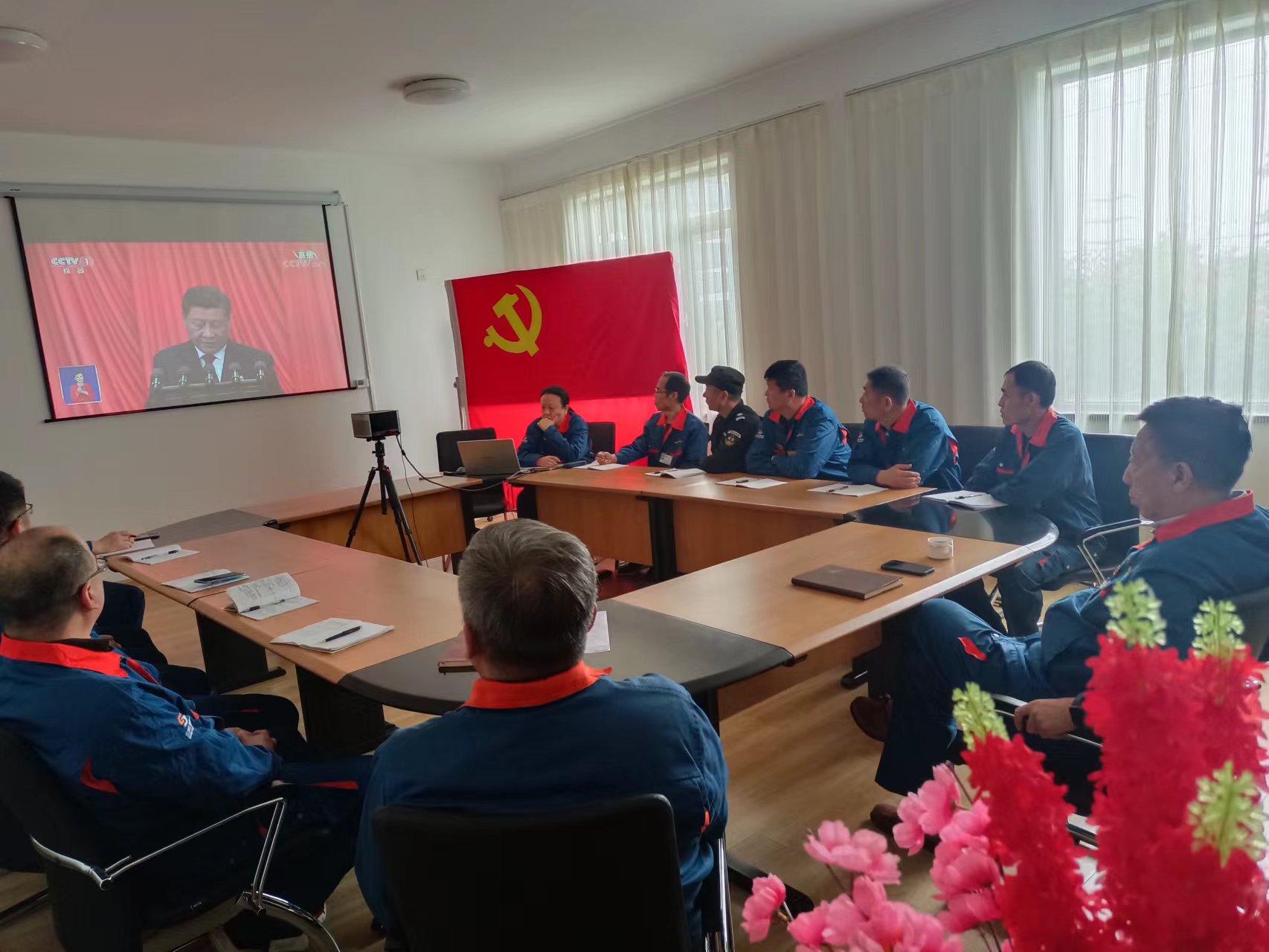 三恩集團(tuán)黨委組織收看黨的二十大開(kāi)幕盛況(圖2)